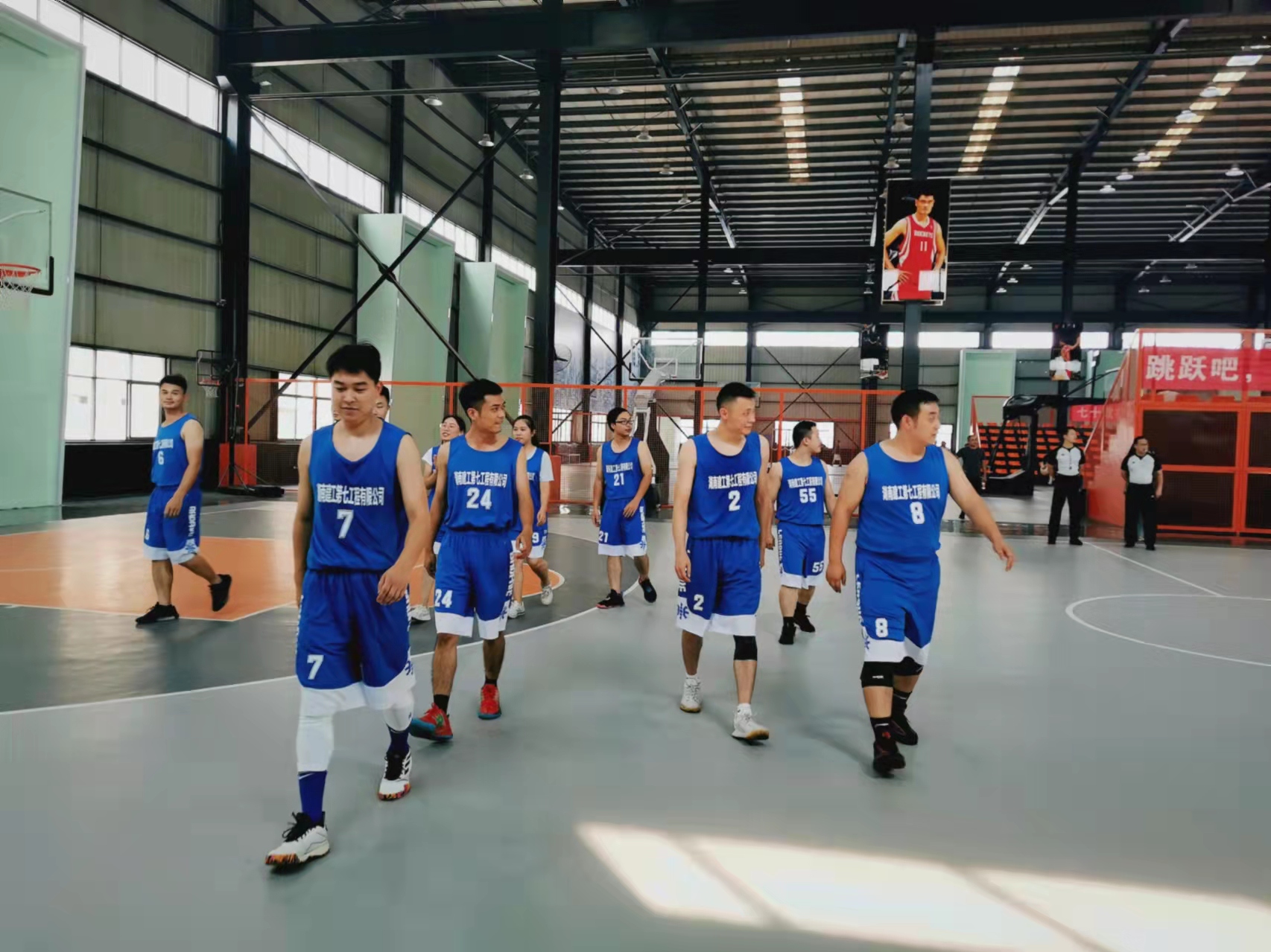 “篮”不住的风采 “赛”不完的激情(图2)